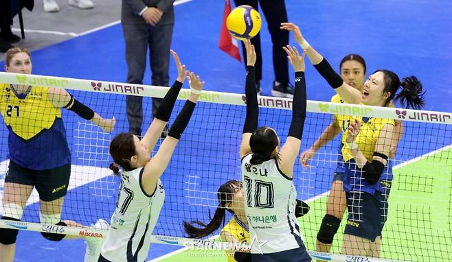 현대 양효진이 24일 수원체육관에서 열린 진에어 2025-2026 V리그 여자부 현대건설과 한국도로공사 경기에서 도로공사 블로킹을 피해 강타를 터트리고 있다. /사진=강영조 선임기자