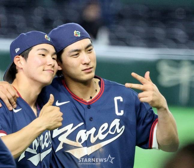 키움 히어로즈 드래프트 지명 동기인 김혜성(왼쪽)과 이정후가 기념 촬영을 하고 있다. /사진=강영조 선임기자