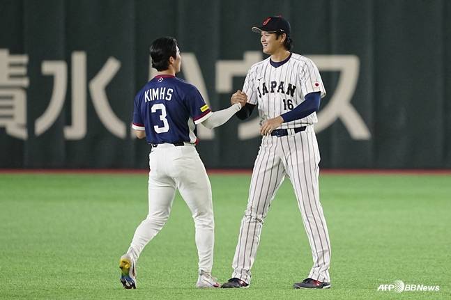 지난 7일 일본전을 앞두고 김혜성(왼쪽)과 오타니가 만남을 가지고 있다. /AFPBBNews=뉴스1