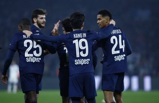 골이 터지자 기뻐하는 이강인(19번)과 PSG 선수들의 모습. /사진=PSG 공식 SNS 갈무리