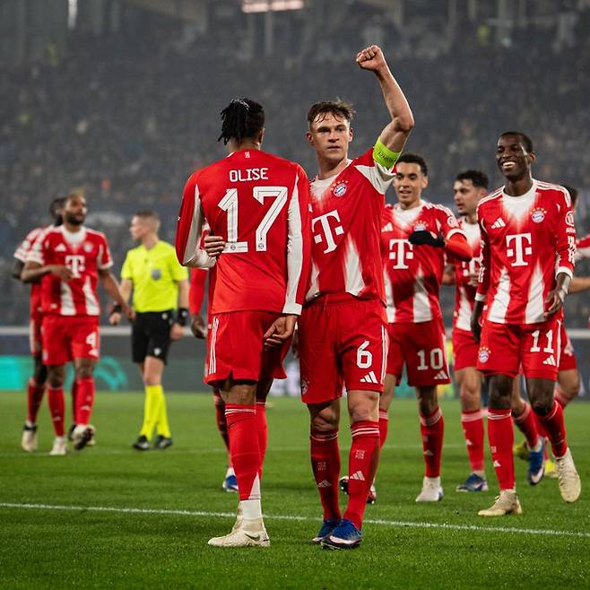 11일(한국시간) 이탈리아 베르가모의 스타디오 디 베르가모에서 열린 2025~2026시즌 유럽축구연맹(UEFA) 챔피언스리그 16강 1차전 경기 중 요슈아 키미히(주장 완장)가 마이클 올리세의 득점에 기뻐하고 있다. /사진=바이에른 뮌헨 공식 사회관계망서비스(SNS)