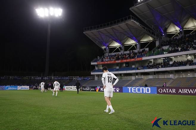 이기혁이 10일 일본 도쿄의 마치다 기온 스타디움에서 열린 2025~2026시즌 아시아축구연맹(AFC) 챔피언스리그 엘리트(ACLE) 16강 2차전 원정 경기가 끝난 뒤 고개를 숙이고 있다. /사진=힌국프로축구연맹 제공