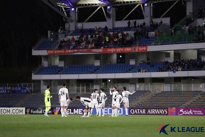 10일 일본 도쿄의 마치다 기온 스타디움에서 열린 2025~2026시즌 아시아축구연맹(AFC) 챔피언스리그 엘리트(ACLE) 16강 2차전 원정 경기가 끝난 뒤. /사진=힌국프로축구연맹 제공