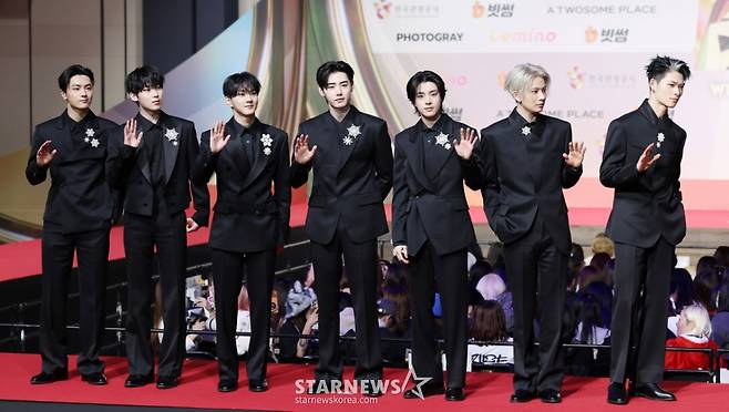 그룹 엔하이픈이 25일 인천광역시 중구 운서동 인스파이어 아레나에서 열린 SBS 가요대전 레드카펫 행사에 참석해 포즈를 취하고 있다. /2025.12.25 /사진=김휘선 hwijpg@