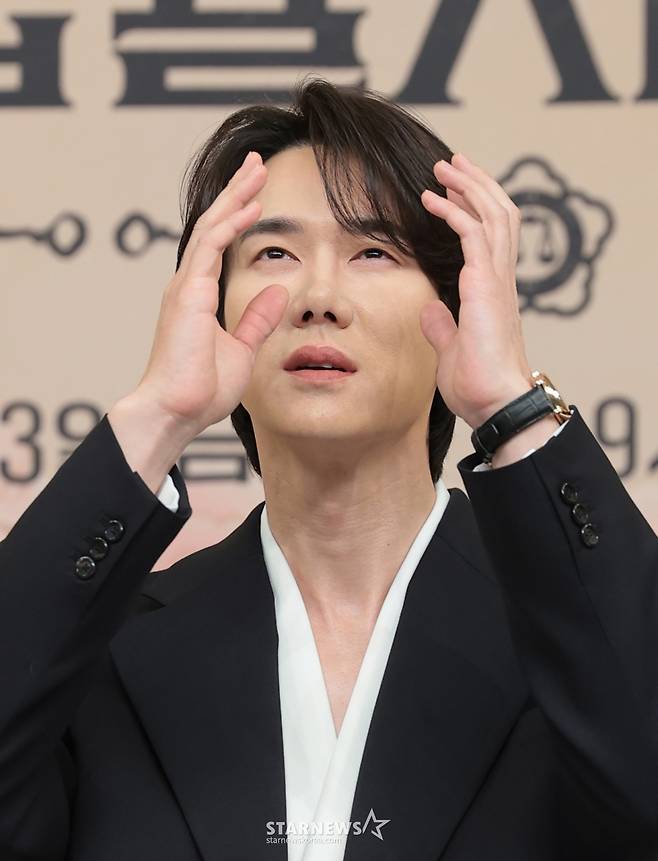 (서울=뉴스1) 권현진 기자 = 배우 유연석이 11일 서울 양천구 목동 SBS에서 열린 새 금토드라마 '신이랑 법률사무소'(극본 김가영, 강철규/ 연출 신중훈) 제작발표회에 참석해 포즈를 취하고 있다.  '신이랑 법률사무소'는 망자의 한을 통쾌하게 풀어주는 '신들린 변호사' 신이랑(유연석 분)과 승소에 모든 것을 건 '냉혈 엘리트 변호사' 한나현(이솜 분)의 기묘하고도 따뜻한 한풀이 어드벤처를 그린 드라마다. 2026.3.11/뉴스1  Copyright (C) 뉴스1. All rights reserved. 무단 전재 및 재배포,  AI학습 이용 금지. /사진=(서울=뉴스1) 권현진 기자