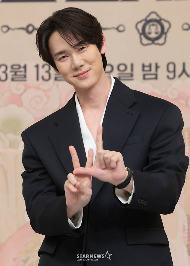 (서울=뉴스1) 권현진 기자 = 배우 유연석이 11일 서울 양천구 목동 SBS에서 열린 새 금토드라마 '신이랑 법률사무소'(극본 김가영, 강철규/ 연출 신중훈) 제작발표회에 참석해 포즈를 취하고 있다.  '신이랑 법률사무소'는 망자의 한을 통쾌하게 풀어주는 '신들린 변호사' 신이랑(유연석 분)과 승소에 모든 것을 건 '냉혈 엘리트 변호사' 한나현(이솜 분)의 기묘하고도 따뜻한 한풀이 어드벤처를 그린 드라마다. 2026.3.11/뉴스1  Copyright (C) 뉴스1. All rights reserved. 무단 전재 및 재배포,  AI학습 이용 금지. /사진=(서울=뉴스1) 권현진 기자