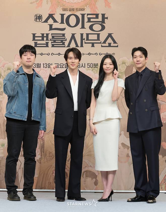 (서울=뉴스1) 권현진 기자 = 신중훈 PD(왼쪽부터)와 배우 유연석, 이솜, 김경남이 11일 서울 양천구 목동 SBS에서 열린 새 금토드라마 '신이랑 법률사무소'(극본 김가영, 강철규/ 연출 신중훈) 제작발표회에 참석해 포즈를 취하고 있다.  '신이랑 법률사무소'는 망자의 한을 통쾌하게 풀어주는 '신들린 변호사' 신이랑(유연석 분)과 승소에 모든 것을 건 '냉혈 엘리트 변호사' 한나현(이솜 분)의 기묘하고도 따뜻한 한풀이 어드벤처를 그린 드라마다. 2026.3.11/뉴스1  Copyright (C) 뉴스1. All rights reserved. 무단 전재 및 재배포,  AI학습 이용 금지. /사진=(서울=뉴스1) 권현진 기자