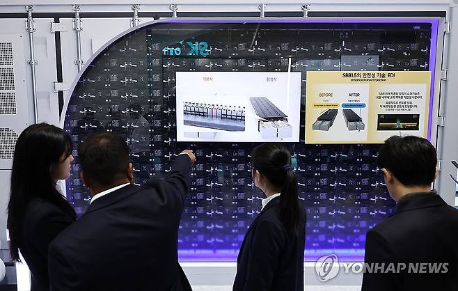 삼성SDI 부스 살피는 관람객 (서울=연합뉴스) 윤동진 기자 = 지난해 3월 5일 서울 강남구 코엑스에서 열린 인터배터리 2025에서 관람객이 삼성SDI 부스를 살피고 있다. 2025.3.5 mon@yna.co.kr