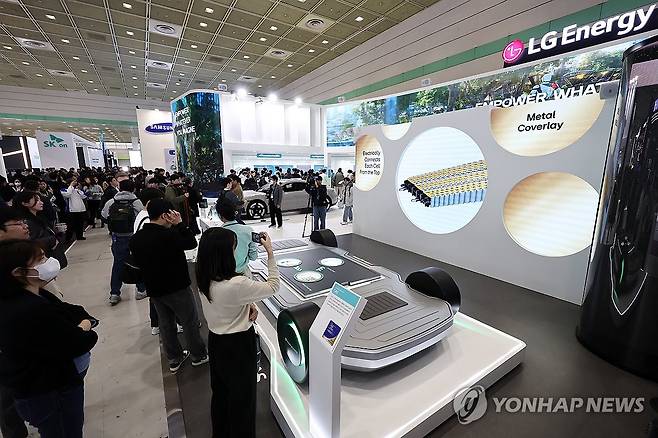 LG에너지솔루션 부스 둘러보는 관람객들 (서울=연합뉴스) 윤동진 기자 = 지난해 3월 5일 서울 강남구 코엑스에서 열린 인터배터리 2025에서 관람객들이 LG에너지솔루션 부스를 둘러보고 있다. 2025.3.5 mon@yna.co.kr