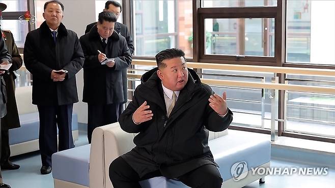 김정은, 남포시 룡강군병원·지방공업공장 준공식 참석 (서울=연합뉴스) 김정은 북한 국무위원장이 지난 29일 남포시 룡강군병원과 지방공업공장 준공식에 참석했다고 조선중앙TV가 30일 보도했다. [조선중앙TV 화면] 2025.12.30 
    [국내에서만 사용가능. 재배포 금지. For Use Only in the Republic of Korea. No Redistribution] nkphoto@yna.co.kr