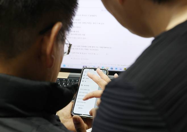 'AI, 어려워도 차근차근'  (대구=연합뉴스) 박세진 기자 = 10일 대구 중구청사에서 정보화 교육이 진행되고 있다. 교육에는 중장년층 어르신들이 참여해 Chat(챗)GPT 등 인공지능(AI) 관련 기술을 비롯한 디지털 기술을 배워간다. 2026.3.10 psjpsj@yna.co.kr