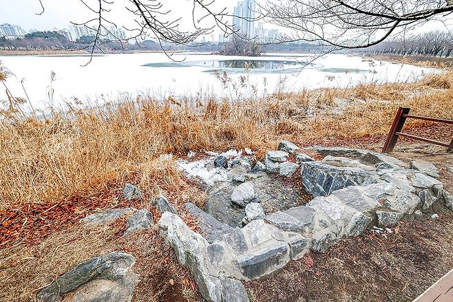 수질 정화한 물이 유입된 만석공원 저수지 [사진/정동헌 기자]