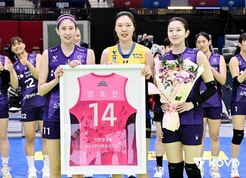 현대건설의 양효진(중앙)과 흥국생명의 김수지(왼쪽), 이다현(오른쪽) [한국배구연맹 제공. 재판매 및 DB 금지]