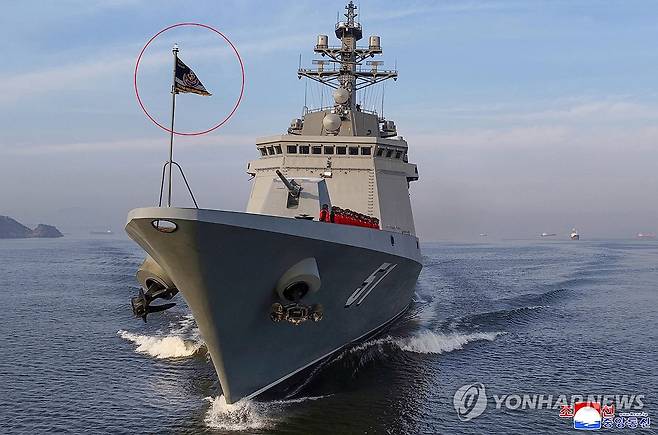 함기 달고 미사일 발사한 북한 구축함 최현호 (평양 조선중앙통신=연합뉴스) 김정은 북한 국무위원장이 지난 10일 해군 구축함 최현호의 전략순항미사일 시험발사를 화상 방식으로 참관했다고 조선중앙통신이 11일 보도했다. 최현호가 함기를 게양한 것도 처음 식별됐다. 함기에는 선체번호 '51'과 진수식 날짜인 '2025.4.25'가 새겨져 있다. 2026.3.11 
    [국내에서만 사용가능. 재배포 금지. For Use Only in the Republic of Korea. No Redistribution] nkphoto@yna.co.kr