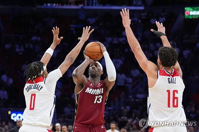 뱀 아데바요(13번)의 슛 [AP=연합뉴스]