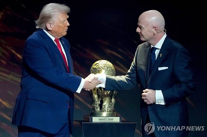 지난해 12월 트럼프 대통령과 인판티노 회장의 모습 [AP=연합뉴스 자료사진]