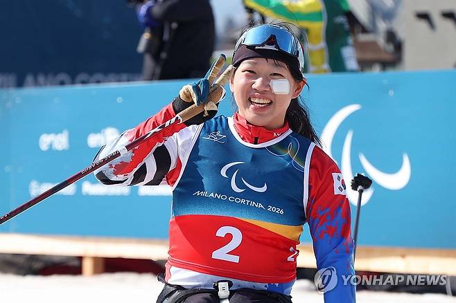'19세 철인' 김윤지, 크로스컨트리 '은빛 질주'…두 번째 메달 (서울=연합뉴스) 10일(현지시간) 이탈리아 테세로 크로스컨트리 스타디움에서 열린 2026 밀라노·코르티나 동계 패럴림픽 크로스컨트리스키 여자 스프린트 좌식 결선에서 은메달을 차지한 김윤지가 기뻐하고 있다. 2026.3.10 [대한장애인체육회 제공.재판매 및 DB 금지] saba@yna.co.kr