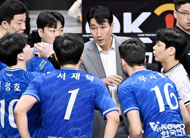 선수들에게 작전을 지시하는 한국전력 권영민 감독 [한국배구연맹 제공. 재판매 및 DB 금지]