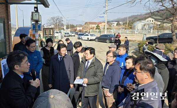 민주당 인천시장 후보인 박찬대 의원과 맹성규 국토교통위원장, 항공기 소음 피해를 호소하는 주민들이 12일 오전 강화군 양도면 삼흥2리 산문마을 마을회관 앞에서 인천국제공항 관계자의 설명을 듣고 있다. 2026. 3. 12 /정진오기자 schild@kyeongin.com