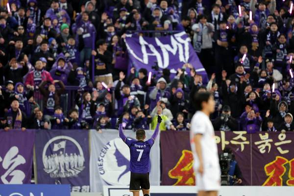 프로축구 K리그1 FC안양 마테우스가 지난 8일 제주SK FC와의 경기에서 득점한 뒤 팬들과 기뻐하고 있다. 2026.3.8 /한국프로축구연맹 제공