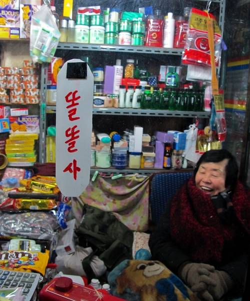 한국전쟁 이후 인천 동구 송현동 일대에 형성돼 최근까지 자리를 지켰던 양키시장(송현자유시장)이 지난 6월 보상절차를 끝으로 문을 닫았다. 양키시장이 철거된 후 경인전철 동인천역 일대에서는 개발사업이 진행된다. 2010년대 양키시장 내부 모습. /유동현 전 인천시립박물관장 제공