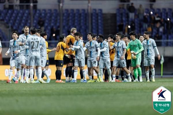 지난 7일 광주월드컵경기장에서 K리그1 2라운드 경기를 마친 인천 유나이티드와 광주FC 선수들이 인사하고 있다. /한국프로축구연맹 제공