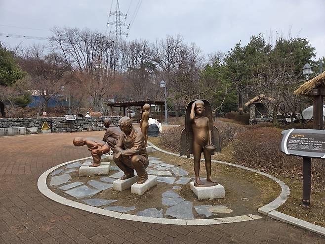 ▲ 키를 쓰고 소금을 얻으러 다니는 아이 조형물.