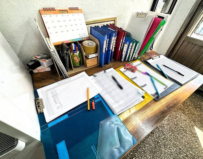 ▲ 남동산단 한 구내식당 한쪽 구석, 빼곡히 적힌 식사 장부에는 회사명과 거쳐간 이름들이 적혀 있다. 하루를 지탱하는 가장 기초적인 노동의 기록이지만, 최근 식사 장부의 빈칸이 늘어날수록, 남동산단의 오늘 또한 조금씩 비어가고 있다.