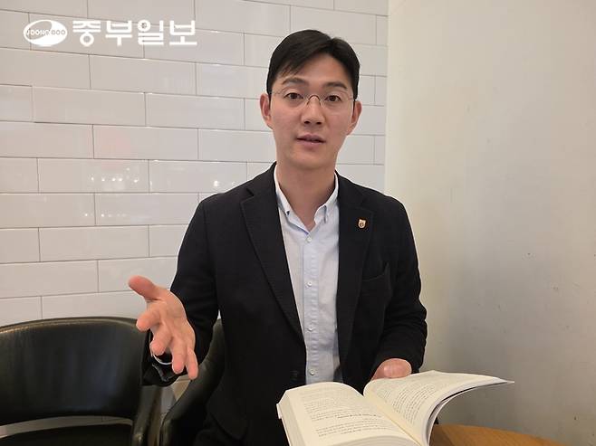 명 교수가 책에서 제시한 축구로 바라본 인문학적 관점을 설명하고 있다. 이준도기자