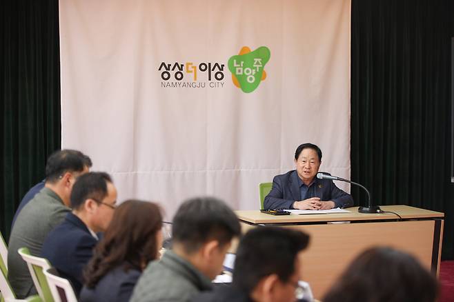 지난 11일 주광덕 남양주시장이 실무자들과 하천과 계곡 일대에 난립한 불법시설물 근절을 위해 특별정비 추진계획을 논의하고 있다. 사진=남양주시청