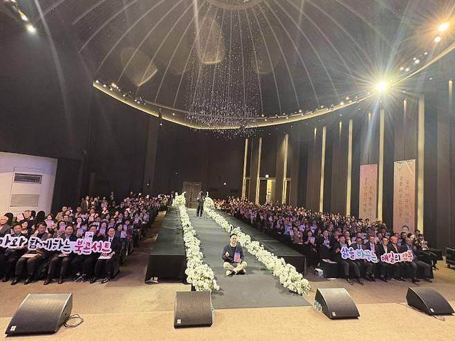 윤준호 작가가 12일 대전 팔레드오페라 가르니에홀에서 열린 북콘서트에서 기념 촬영을 하고 있다.(사진=심효준 기자)