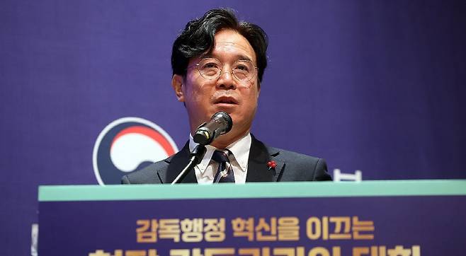 고용노동부가 올해 임금체불·산업재해 등을 근절하기 위해 감독 사업장을 지난해보다 약 1.7배 확대한다. 사진은 지난 14일 김영훈 고용노동부 장관이 서울 서초구 양재 엘타워에서 열린 현장 감독관과의 대화에서 특강을 하고 있는 모습. /연합뉴스