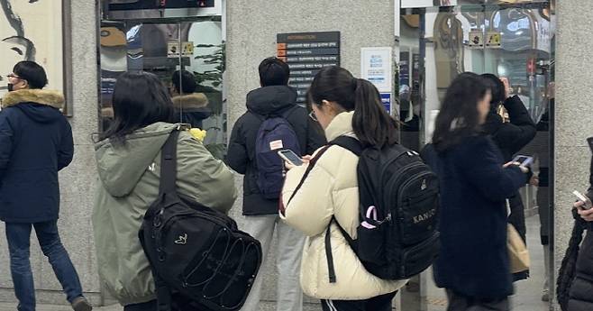 앞으로 중·고등학생이 부모의 카드를 빌려 쓰는 대신, 본인 이름으로 된 가족카드를 발급받아 사용할 수 있게 된다. 사진은 학원 건물에서 기다리는 학생들. /연합뉴스