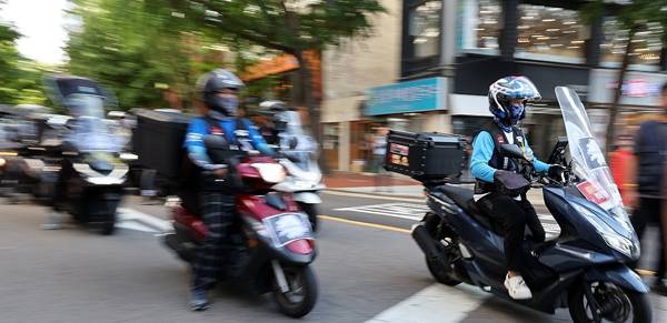 김해시 공공배달앱 '먹깨비'가 추후 대형 민간 배달 플랫폼을 대신할 수 있을지 주목받고 있다. 사진은 배달노동자들이 운전하고 있는 모습. 연합뉴스