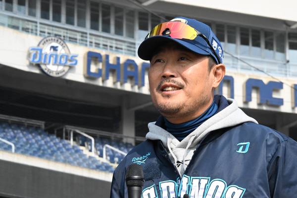 이호준 NC 다이노스 감독이 12일 창원NC파크에서 인터뷰하고 있다. /김구연 기자