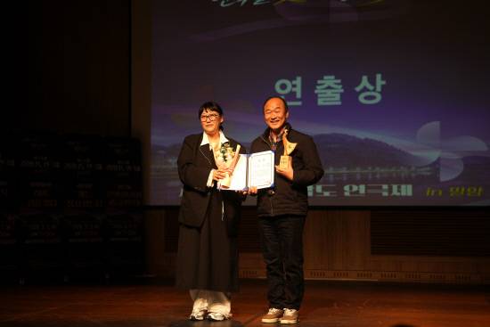 지난 11일 밀양아리랑아트센터에서 열린 제44회 경남연극제 시상식에서 '개는 물지 않는다'로 연출상을 받은 고능석(오른쪽) 극단 현장 연출이 수상 기념 사진을 찍고 있다. 백지영기자