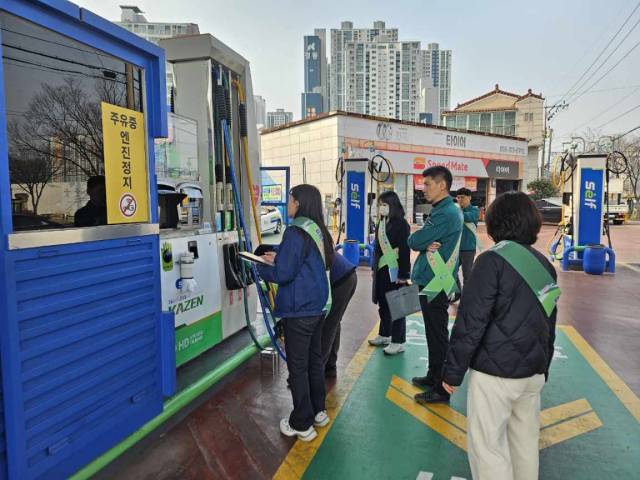 국제유가 급등으로 시민 경제에 부담이 가중되자, 경남 김해시가 지난 10일 민생경제 점검에 나섰다. 김해시 제공