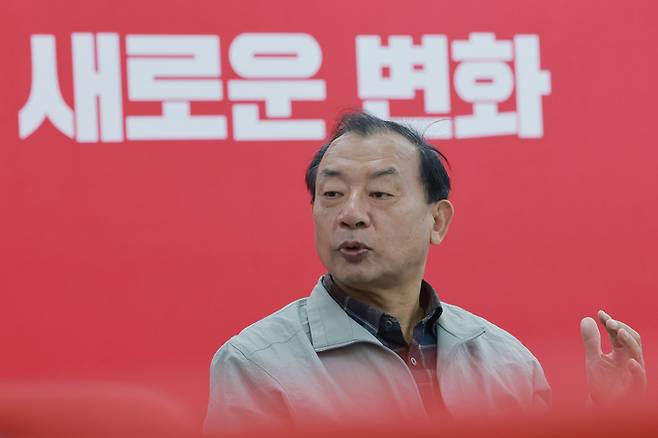 ▲ 국민의힘 이정현 공천관리위원장이 12일 서울 영등포구 여의도 중앙당사에서 공관위 회의와 6·3 지방선거 공천 면접 심사를 앞두고 기자들과 대화를 나누고 있다.연합