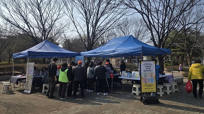 ▲ 구미시가 종합사회복지관 및 금오종합사회복지관과 함께 지난 10일 선주원남동 봉곡테마공원에서 위기가구를 발굴하고 맞춤형 상담 및 서비스를 연계하는 '현장 밀착형' 이동복지관을 운영하고 있다.