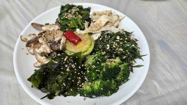 정갈하고 맛깔스런 나물.