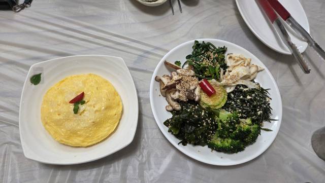 계란찜과 갖은 나물.