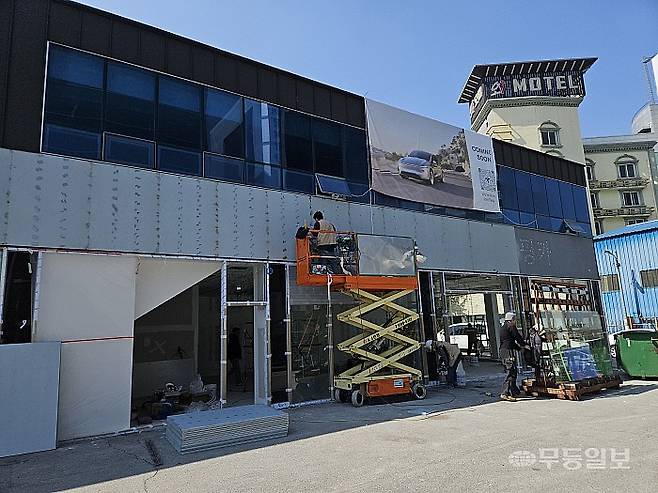 광주 중흥동 무등일보 사옥 맞은편에 테슬라 전시매장을 위한 공사가 진행 중이다. 다음달 5일께 공사가 마무리될 예정이다. 이삼섭기자 seobi@mdilbo.com