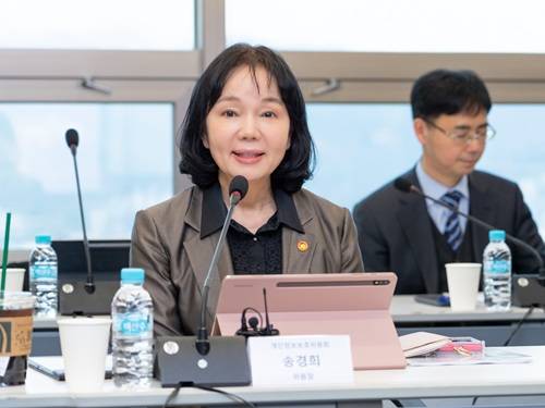 송경희 개인정보보호위원회 위원장이 12일 중구 HJ비즈니스센터에서 열린 '정보보호 및 개인정보보호 관리체계 인증제 실효성 강화를 위한 현장 간담회'에서 발언하고 있다./사진=개인정보위