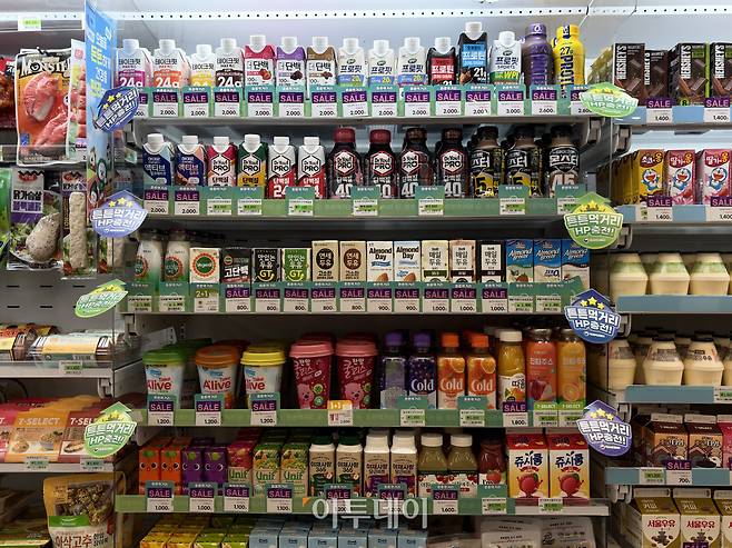 서울 강동구에 위치한 튼튼먹거리 1호점의 매대 모습.(황민주 기자 minchu@)