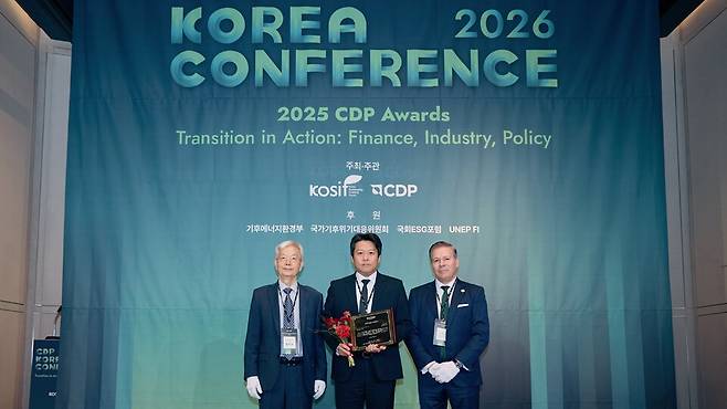 조재현 SK하이닉스 부사장(가운데)이 지난 10일 서울시 중구 앰배서더 서울 풀만 호텔에서 열린 '2025 CDP 코리아 어워즈'에서 기후변화 부문 '명예의 전당', 수자원 관리 부문 '최우수상' 수상 기념 촬영을 하고 있다. [사진=SK하이닉스]&nbsp;