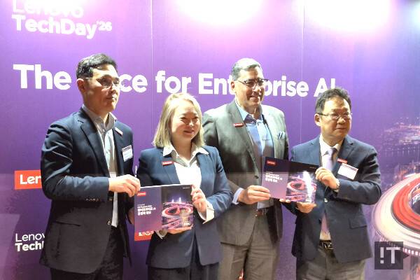 (좌측부터) 윤석준 레노버 글로벌 테크놀로지 코리아 부사장, 판 호 레노버 솔루션&서비스 그룹 아시아태평양 총괄 디렉터 및 GM, 수미르 바티아 레노버 인프라스트럭처 솔루션 그룹 아시아태평양 사장, 신규식 한국레노버 대표 / 권용만 기자