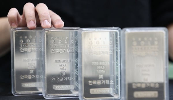 은 가격 변동성이 커지는 가운데 실버뱅킹·ETF·ETN 등 투자 방식에 따라 수익 구조와 세금이 달라져 투자 전략 선택이 중요하다는 분석이다. /연합뉴스