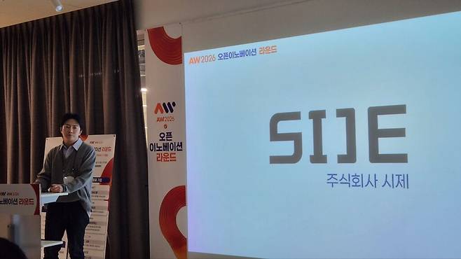 신인준 시제 대표는 “의류 공급망의 디지털 전환을 추진하는 기업”이라고 운을 뗐다. 시제는 의류 소싱과 생산, 출하에 이르는 흐름을 하나의 데이터 체계로 연결하는 소프트웨어 ‘모노리스(Monolis)’와, 생산 현장의 실시간 데이터를 수집하는 하드웨어 ‘모노로그(Monolog)’를 함께 제공하고 있다. (사진=테크42)