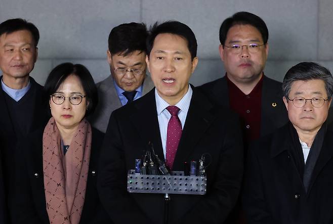 오세훈 서울시장이 지난 9일 오후 서울 중구 서울시청 인근에서 국민의힘이 발표한 결의문과 관련해 입장을 밝히고 있다.(출처 : 뉴시스)