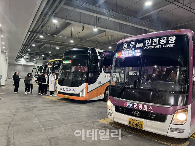 인천국제공항터미널(2여객터미널) 버스 승강장. (사진=이선우 기자)